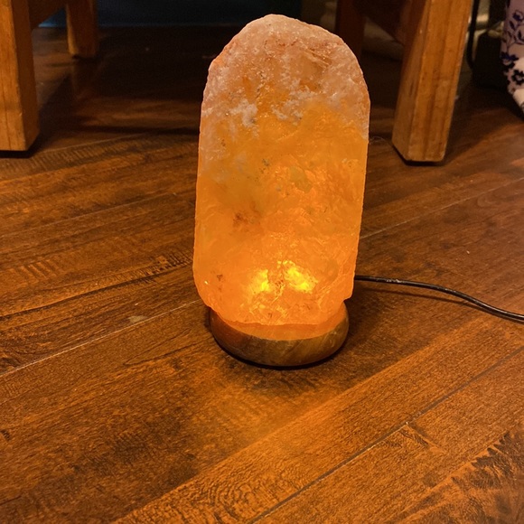Selling a salt lamp! Works perfectly and it’s in good condition. Hasn’t been use - Picture 3 of 4